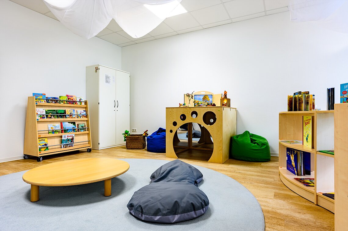 Ein Kinderzimmer mit Büchern und Spielzeug, das frühkindliche Bildung durch ein pädagogisches Konzept bei AWO-Kitas fördert.